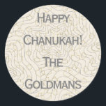 Chanukah/Hanukkah "Dreidels/Stars" Stickers Round<br><div class="desc">Chanoeka/Hanukkah "Dreidels and Stars" Stickers Round. Silver en Gold "Dreidels and Stars" Veel plezier met het gebruik van deze stickers als taarttoppers, cadeautjes voor labels, voordelige sluitingen of wat voor rotsen je feestjes ook mogen zijn! Personaliseer u door "Happy Chanukah The Goldmans" te verwijderen en uw eigen woorden toe te...</div>