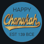 Chanukah/Hanukkah Retro Stickers Round<br><div class="desc">Chanukah/Hanukkah Retro Stickers Round. "Retro Happy Chanukah EST 139 BCE" Veel plezier met het gebruik van deze stickers als taarttoppers, cadeautjes voor labels, voordelige sluitingen, of wat dan ook voor rotzooi je festiviteiten! Personaliseer door "Happy" en "EST 139 BCE" te schrappen en uw eigen woorden toe te voegen, gebruikend uw...</div>