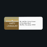 Chanukah Menorah Return Address Label<br><div class="desc">Licht de menorah aan en deel uw vreugde op Chanoeka. Een vakantiebericht vol met een volledig verlichte Chanoekammenorah-print tegen panelen van bruin en geelbruin met een subtiel cirkelpatroon. Verkrijgbaar in afwisselende kleuren met bijpassende verzending,  fotokaarten,  kaarten en stickers. com</div>