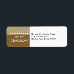 Chanukah Menorah Return Address Label<br><div class="desc">Licht de menorah aan en deel uw vreugde op Chanoeka. Een vakantiebericht vol met een volledig verlichte Chanoekammenorah-print tegen panelen van bruin en geelbruin met een subtiel cirkelpatroon. Verkrijgbaar in afwisselende kleuren met bijpassende verzending,  fotokaarten,  kaarten en stickers. com</div>