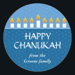 Chanukah Menorah Ronde Sticker<br><div class="desc">De Beste Prijs van vandaag - 14 september 2010 Licht de menora en deel je vreugde op Chanoeka. Een fotokaart waarop je dierbaren te zien zijn die zijn bekroond met een volledig verlichte Chanoeka-menorah. Alle tekst is aanpasbaar en zit tegen panelen van koninklijk en lichtblauw met een subtiel cirkelpatroon. Verkrijgbaar...</div>