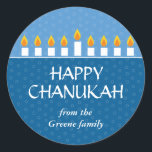 Chanukah Menorah Ronde Sticker<br><div class="desc">De Beste Prijs van vandaag - 14 september 2010 Licht de menora en deel je vreugde op Chanoeka. Een fotokaart waarop je dierbaren te zien zijn die zijn bekroond met een volledig verlichte Chanoeka-menorah. Alle tekst is aanpasbaar en zit tegen panelen van koninklijk en lichtblauw met een subtiel cirkelpatroon. Verkrijgbaar...</div>