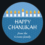 Chanukah Menorah Ronde Sticker<br><div class="desc">De Beste Prijs van vandaag - 14 september 2010 Licht de menora en deel je vreugde op Chanoeka. Een fotokaart waarop je dierbaren te zien zijn die zijn bekroond met een volledig verlichte Chanoeka-menorah. Alle tekst is aanpasbaar en zit tegen panelen van koninklijk en lichtblauw met een subtiel cirkelpatroon. Verkrijgbaar...</div>