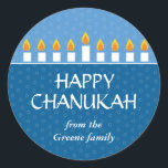 Chanukah Menorah Ronde Sticker<br><div class="desc">De Beste Prijs van vandaag - 14 september 2010 Licht de menora en deel je vreugde op Chanoeka. Een fotokaart waarop je dierbaren te zien zijn die zijn bekroond met een volledig verlichte Chanoeka-menorah. Alle tekst is aanpasbaar en zit tegen panelen van koninklijk en lichtblauw met een subtiel cirkelpatroon. Verkrijgbaar...</div>