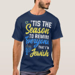Chanukkah Funny Dit is het seizoen dat iedereen er T-shirt<br><div class="desc">Chanukkah Funny is het seizoen om iedereen te herinneren dat ik joods ben.</div>