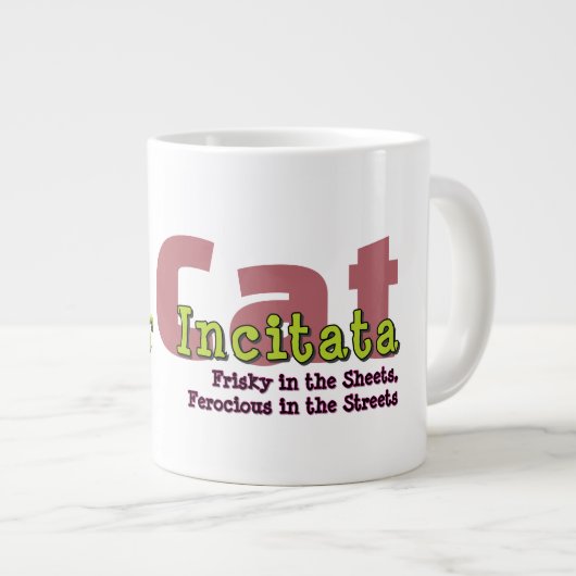Chaos Cat 20oz Mug – Incitata: Frisky in Sheets Grote Koffiekop (Voorkant rechts)