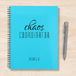 Chaos Coördinator Blauw Gepersonaliseerde Naam Planner<br><div class="desc">Chaos Coordinator Blue Personalized Name toont de tekst "chaos coordinator" in een leuke zwarte scripttypografie. Perfect voor die drukke moeder,  leraar,  sportteammanager of werkbaas. Ontworpen door Evco Studio www.zazzle.com/store/evcostudio</div>