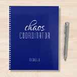 Chaos Coördinator Blauw Gepersonaliseerde Naam Planner<br><div class="desc">Chaos Coordinator Blue Personalized Name toont de tekst "chaos coordinator" in een leuke witte scripttypografie. Perfect voor die drukke moeder, leraar, sportteammanager of werkbaas. Ontworpen door Evco Studio www.zazzle.com/store/evcostudio</div>