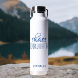 Chaos Coordinator Blue Calligraphy Script Name Waterfles<br><div class="desc">De Blauwe Naam van het Manuscript van de Coördinator van Chaos de Naam Geïsoleerde Bottel van het Water kenmerkt een eenvoudig ontwerp van de tekst "chaos coördinator"in een leuk blauw kalligrafiemanuscript met uw gepersonaliseerde naam hieronder. Perfect geschenk voor verjaardag, Kerstmis, Moederdag, leraar waardering voor die drukke moeder, leraar, sportteammanager of...</div>