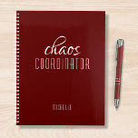 Chaos coördinator Bourgondië gepersonaliseerde naa Planner<br><div class="desc">Chaos Coordinator Bourgondië Red Personalized Name toont de tekst "chaos coordinator" in een leuke witte scripttypografie. Perfect voor die drukke moeder,  leraar,  sportteammanager of werkbaas. Ontworpen door Evco Studio www.zazzle.com/store/evcostudio</div>
