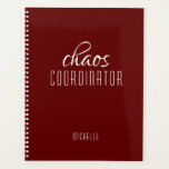 Chaos coördinator Bourgondië gepersonaliseerde naa Planner<br><div class="desc">Chaos Coordinator Bourgondië Red Personalized Name toont de tekst "chaos coordinator" in een leuke witte scripttypografie. Perfect voor die drukke moeder,  leraar,  sportteammanager of werkbaas. Ontworpen door Evco Studio www.zazzle.com/store/evcostudio</div>