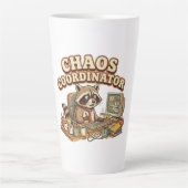 Chaos Coördinator Grappige Overwerkte Wasbeer Latte Mok (Voorkant)