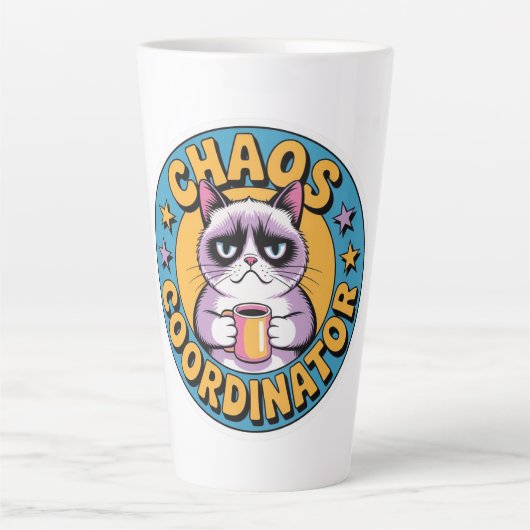 Chaos Coördinator Kat Sticker - Grappige Chagrijni Latte Mok (Voorkant)