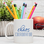 Chaos Coordinator Modern Blue Script Koffiemok<br><div class="desc">Een eenvoudig ontwerp van "chaocoördinator" in een leuke blauwe typografische tekst. Perfect voor die druk bezette moeder,  vader,  coach,  leraar,  sportteammanager of werkbaas #coffeemugs #mok #coffeelove #coffeelove #coffeelover #gift #gifts #giftsforher #meisjesbaas #mombaas #momlife #dadlife #dad #fathersday #coach</div>