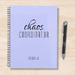 Chaos Coordinator Paarse gepersonaliseerde naam Planner<br><div class="desc">Chaos Coordinator Paarse Personalized Name toont de tekst "chaos coordinator" in een leuke zwarte scripttypografie. Perfect voor die drukke moeder, leraar, sportteammanager of werkbaas. Ontworpen door Evco Studio www.zazzle.com/store/evcostudio</div>