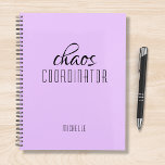 Chaos Coordinator Paarse gepersonaliseerde naam Planner<br><div class="desc">Chaos Coordinator Paarse Personalized Name toont de tekst "chaos coordinator" in een leuke zwarte scripttypografie. Perfect voor die drukke moeder,  leraar,  sportteammanager of werkbaas. Ontworpen door Evco Studio www.zazzle.com/store/evcostudio</div>
