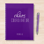 Chaos Coordinator Paarse gepersonaliseerde naam Planner<br><div class="desc">Chaos Coordinator Paarse Personalized Name toont de tekst "chaos coordinator" in een leuke witte scripttypografie. Perfect voor die drukke moeder,  leraar,  sportteammanager of werkbaas. Ontworpen door Evco Studio www.zazzle.com/store/evcostudio</div>