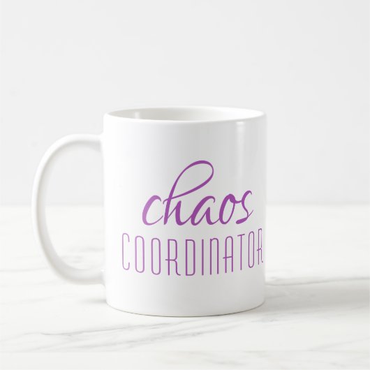 Chaos Coordinator Paarse Script Coffee Mok (Links)