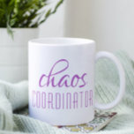Chaos Coordinator Paarse Script Coffee Mok<br><div class="desc">De Coördinator van het Manuscript van Chaos de Mok van de Koffie van het Paarse Manuscript is een eenvoudig ontwerp van "chaos coördinator"in een leuke paarse typografische tekst. Ideaal voor die druk bezette moeder,  vader,  coach,  leraar,  sportteammanager of werkbaas. Ontworpen door ©Evco Studio www.zazzle.com/store/evcostudio</div>