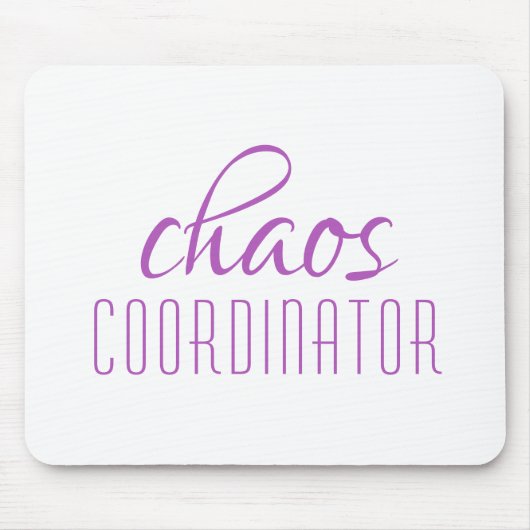 Chaos Coordinator Paarse Typografische Tekst Muismat (Voorkant)
