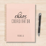 Chaos Coordinator Peach Gepersonaliseerde naam Planner<br><div class="desc">Chaos Coordinator Peach Personalized Name bevat de tekst "chaos coordinator" in een leuke zwarte scripttypografie. Perfect voor die drukke moeder, leraar, sportteammanager of werkbaas. Ontworpen door Evco Studio www.zazzle.com/store/evcostudio</div>