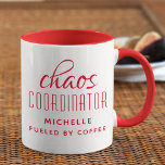 Chaos Coördinator Rode Typografie Gepersonaliseerd Mok<br><div class="desc">Chaos Coordinator Red Typography Personalized Coffee Mok heeft een eenvoudig ontwerp van de tekst "chaos coördinator (jouw naam) aangedreven door koffie" in een leuk rood kalligrafie script met uw persoonlijke naam hieronder. Personaliseer door de tekst in het tekstvak te bewerken. Perfect voor die drukke moeder,  leraar,  sportteammanager of werkbaas.</div>