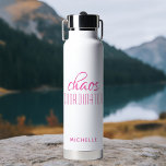 Chaos Coördinator Roze Calligrafie-scriptnaam Waterfles<br><div class="desc">De Coördinator van Chaos Roze Calligrafie de Naam Geïsoleerde Bottle van het Water kenmerkt een eenvoudig ontwerp van de tekst "chaos coördinator"in een leuk roze kalligrafiekmanuscript met uw gepersonaliseerde hieronder naam. Perfect geschenk voor verjaardag, Kerstmis, Moederdag, leraar waardering voor die drukke moeder, leraar, sportteammanager of werkbaas. Ontworpen door © Evco...</div>