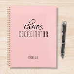 Chaos Coordinator Roze Gepersonaliseerde Naam Planner<br><div class="desc">Chaos Coordinator Pink Personalized Name toont de tekst "chaos coordinator" in een leuke zwarte scripttypografie. Perfect voor die drukke moeder, leraar, sportteammanager of werkbaas. Ontworpen door Evco Studio www.zazzle.com/store/evcostudio</div>