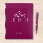 Chaos Coordinator Roze Gepersonaliseerde Naam Planner<br><div class="desc">Chaos Coordinator Deep Pink Personalized Name toont de tekst "chaos coordinator" in een leuke witte scripttypografie. Perfect voor die drukke moeder,  leraar,  sportteammanager of werkbaas. Ontworpen door Evco Studio www.zazzle.com/store/evcostudio</div>