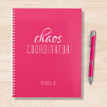 Chaos Coordinator Roze Gepersonaliseerde Naam Planner<br><div class="desc">Chaos Coordinator Pink Personalized Name toont de tekst "chaos coordinator" in een leuke witte scripttypografie. Perfect voor die drukke moeder, leraar, sportteammanager of werkbaas. Ontworpen door Evco Studio www.zazzle.com/store/evcostudio</div>