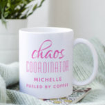Chaos Coordinator roze Typografie op maat Koffiemok<br><div class="desc">De Roze Typografie van de Coördinator van Chaos de Gepersonaliseerde Mok van de Koffie kenmerkt een eenvoudig ontwerp van de tekst "chaos coördinator (jouw naam) die door koffie"in een leuk roze kalligrafiemanuscript met uw gepersonaliseerde naam hieronder wordt gevoed. Personaliseer door de tekst in het verstrekte tekstvakje uit te geven. Ideaal...</div>