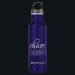 Chaos Coordinator White Typography Personalized Waterfles<br><div class="desc">De Coördinator Witte Typografie Gepersonaliseerde Fles van het Water van Chaos kenmerkt een eenvoudig ontwerp van de tekst "chaos coördinator"in een leuk wit kalligrafiemanuscript met uw gepersonaliseerde naam hieronder. Personaliseer door de tekst in het verstrekte tekstvakje uit te geven. Ideaal voor die druk bezette moeder,  leraar,  sportploegenmanager of werkbaas</div>