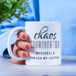 Chaos Coordinator Zwarte Typografie Gepersonalisee Koffiemok<br><div class="desc">De Zwarte Typografie van de Coördinator van Chaos de Gepersonaliseerde Mok van de Koffie kenmerkt een eenvoudig ontwerp van de tekst "chaos coördinator (jouw naam) die door koffie"in een leuk roze kalligrafiemanuscript met uw gepersonaliseerde naam hieronder wordt gevoed. Personaliseer door de tekst in het verstrekte tekstvakje uit te geven. Ideaal...</div>