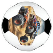 Chaos op wielen: Monster Truck slaat Derby Voetbal (Gedraaid)