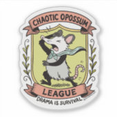 Chaotische Opossum League Crest met grappig drama Sticker (Voorkant)