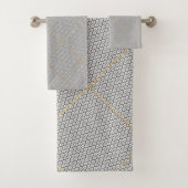 CHARCOAL GOLD ABSTRACT CIRCLES GRID BATH TOWEL SET BAD HANDDOEK (Insitu)