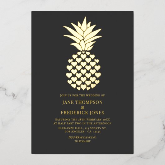 Charcoal & Gold Tropical Pineapple Wedding Folie Uitnodiging (Voorkant)