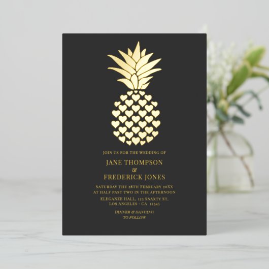 Charcoal & Gold Tropical Pineapple Wedding Folie Uitnodiging (Staand Voorkant)