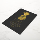 Charcoal & Gold Tropical Pineapple Wedding Folie Uitnodiging (Gedraaid)