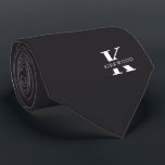 Charcoal Gray Elegant Monogram naam | eenzijdig Stropdas<br><div class="desc">Een elegante eenzijdige stropdas met een vettig wit monogram op een Charcoal Grey achtergrond. Bovenop dit monogram staat je voor- of achternaam, die in alle hoofdsteden is vermeld. Meer dan 40 unieke kleuren zijn beschikbaar in zowel eenzijdige als tweezijdige versies. U kunt hen doorbladeren door de verbinding van het collectie...</div>