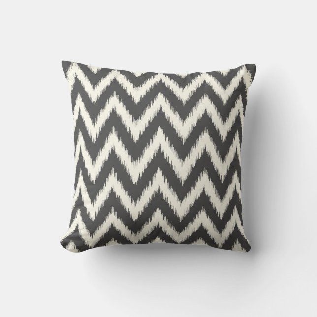 Charcoal Gray Ikat Chevron Kussen (Voorkant)