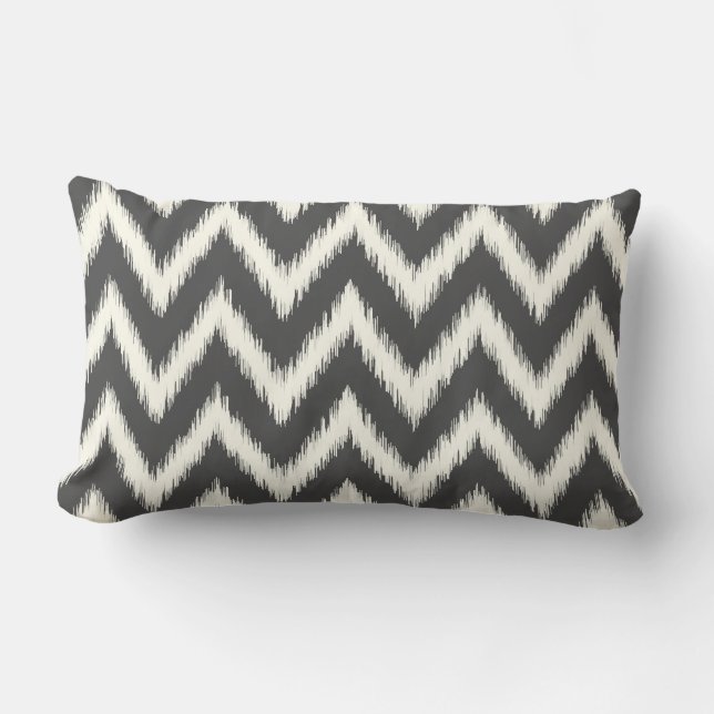Charcoal Gray Ikat Chevron Kussen (Voorkant)