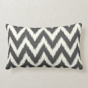 Charcoal Gray Ikat Chevron Kussen