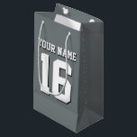 Charcoal Gray Sports Jersey Team Jersey Klein Cadeauzakje<br><div class="desc">Charcoal Grey Team Jersey / Sport Jersey / Football Jersey Pas dit aan met je eigen naam of teamnaam en een nummer. U kunt de grootte, kleur en plaatsing van de tekst wijzigen als u wijzigingen moet aanbrengen, de tekstschaduw moet verwijderen, zelf tekst en/of afbeeldingen aan uw eigen creëer-unieke ontwerp...</div>