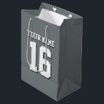 Charcoal Gray Sports Jersey Team Jersey Medium Cadeauzakje<br><div class="desc">Charcoal Grey Team Jersey / Sport Jersey / Football Jersey Pas dit aan met je eigen naam of teamnaam en een nummer. U kunt de grootte, kleur en plaatsing van de tekst wijzigen als u wijzigingen moet aanbrengen, de tekstschaduw moet verwijderen, zelf tekst en/of afbeeldingen aan uw eigen creëer-unieke ontwerp...</div>