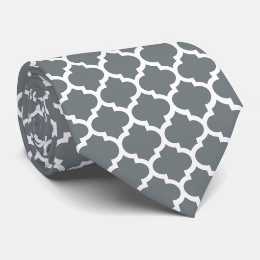 Charcoal Gray White Moroccan Quatrefoil Pattern #5 Stropdas (Opgerold)