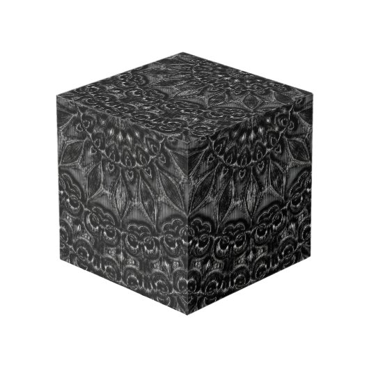 Charcoal Mandala Kubus (Voorkant hoekig)