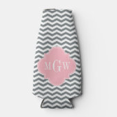 Charcoal Thin Chevron Pink Quatrefoil 3 Monogram Flesjeskoeler (Voorkant)