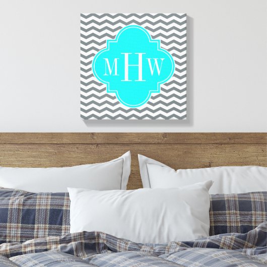 Charcoal Tn Chevron Brt Aqua Quatrefoil 3 Monogram Canvas Afdruk (Insitu (Slaapkamer))
