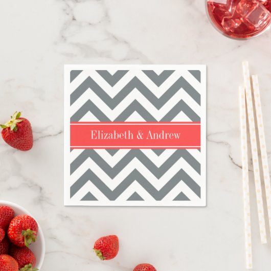Charcoal White LG Chevron Coral Red Name Monogram Servetten (Insitu)